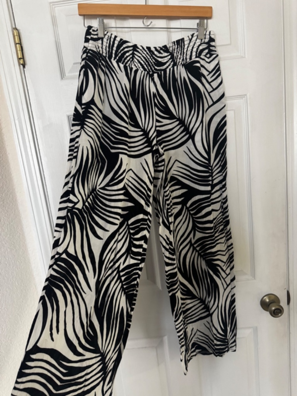 WHBM Wide Leg Black/White Palm Print Pants Smocked Stretch Waist Beach NWT S